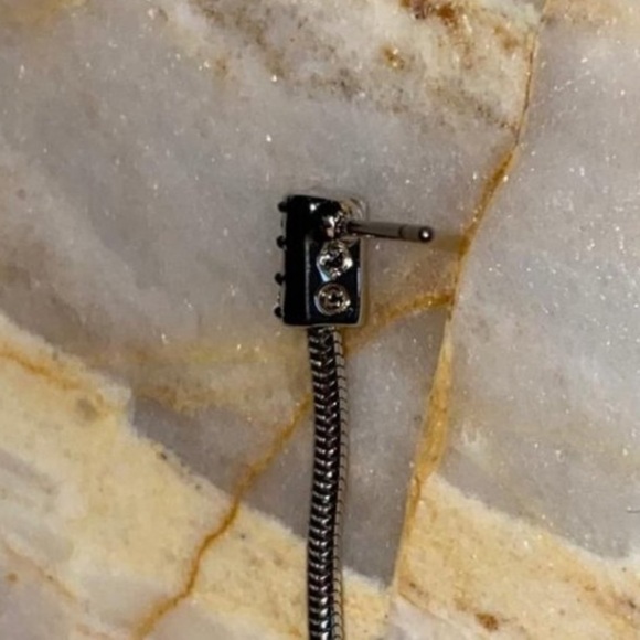 NEW Swarovski Gillian Pierced Earring - Picture 4 of 4